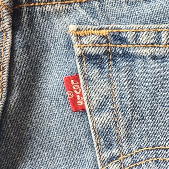 Vintage Levi's High Waisted Light Wash Blue Denim Mom Jean Shorts Size 12 32 x 7 - Picture 7 of 7